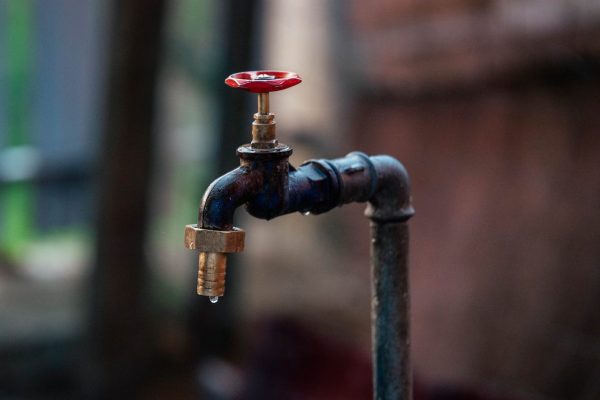 Płacisz za markę, pijesz „osmozę” – sekret wody butelkowanej